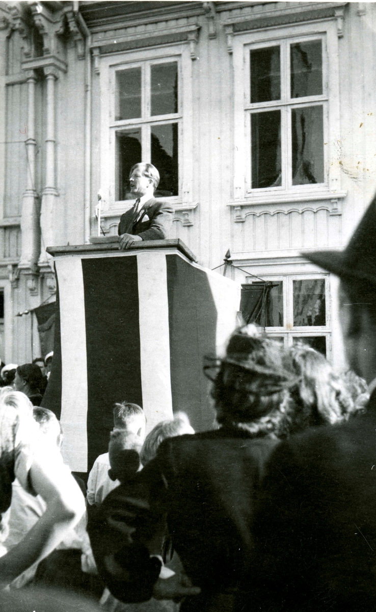 Birger Ruud adressing his home town during the Liberation