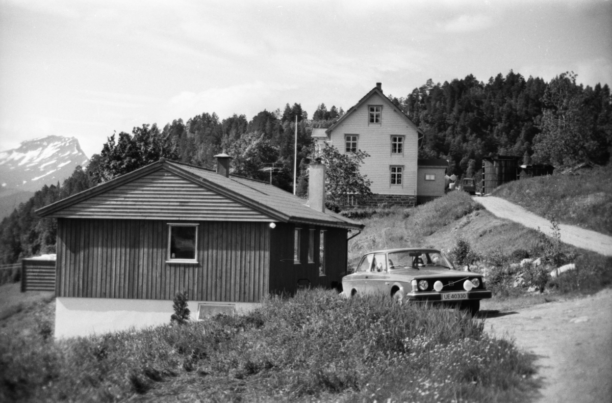 Dokumentasjonsbilder av Stavsengløa i Liabygda. Eksteriør, interiør og prospekt. Under rivingsarbeid.