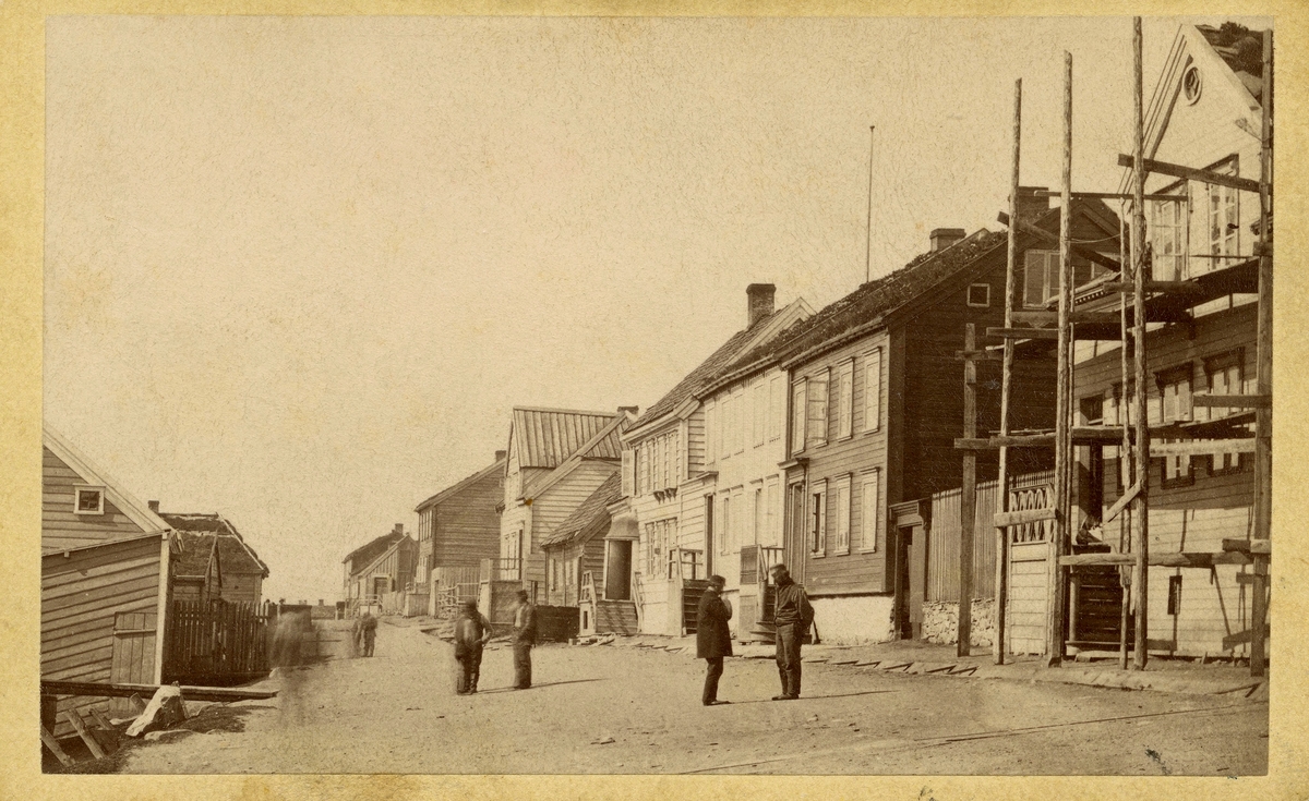 Havnegata i Vadsø fotografert vestover, ca. 1860-1870.