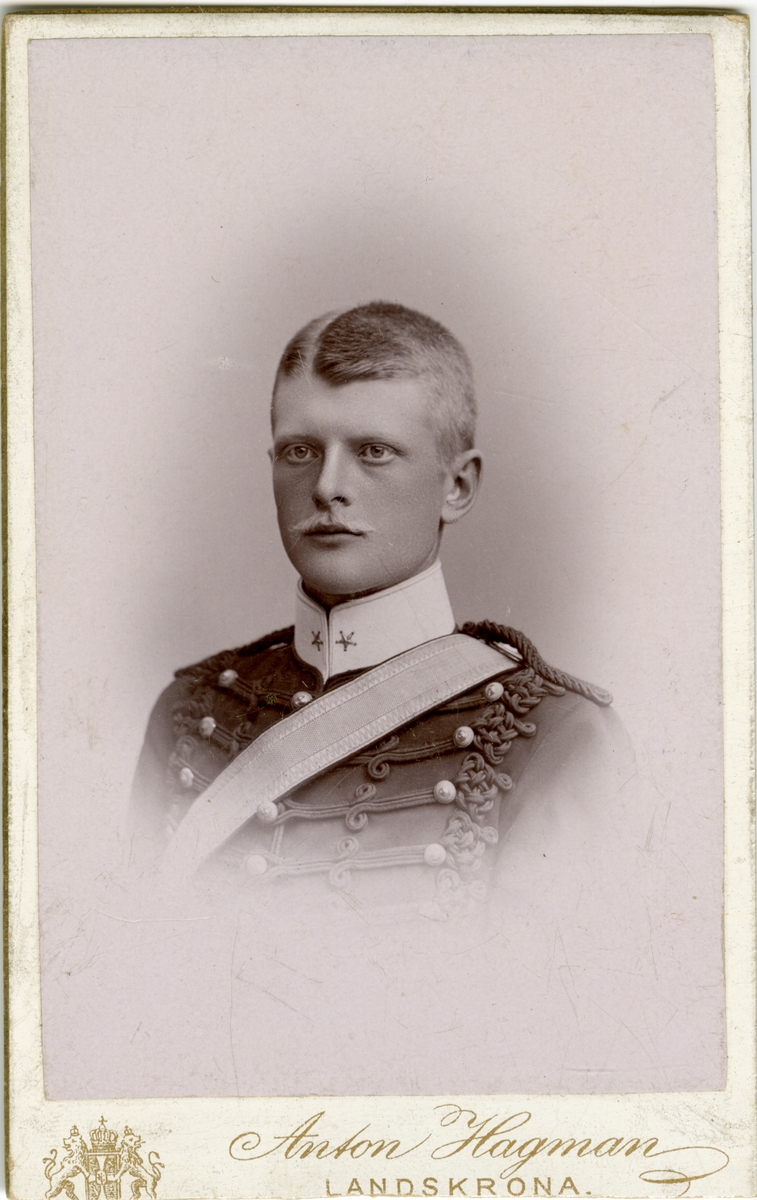 Porträtt av Otto Magnus Francke, officer vid Wendes artilleriregemente A 3.
Se även bild AMA.0007235, AMA.0007335, AMA.0009474 och AMA.0007248.