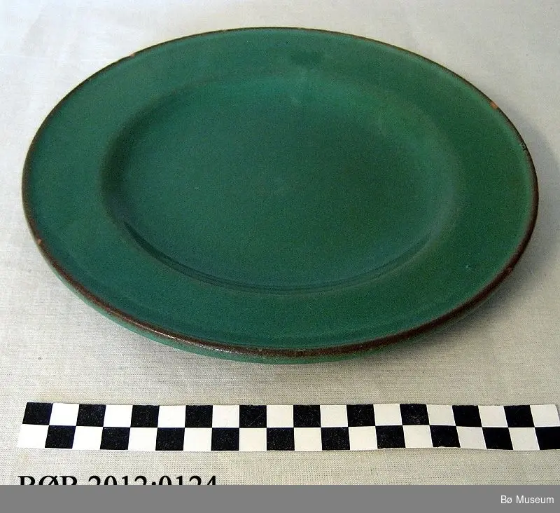 Runde tallerkener av keramikk med glasur.