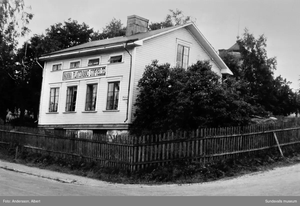 Nanna Platsmans stiftelse, Södermalmsg 31. Från 1878 till 1951 förvaltade staden denna fastighet som överlämnats av Fröken Nanna Platzmans Stiftelse för beredande av hyresfri bostad åt "fyra obemedlade döttrar eller enkor efter embets- eller tjenstemän inom ståndspersonklassen".