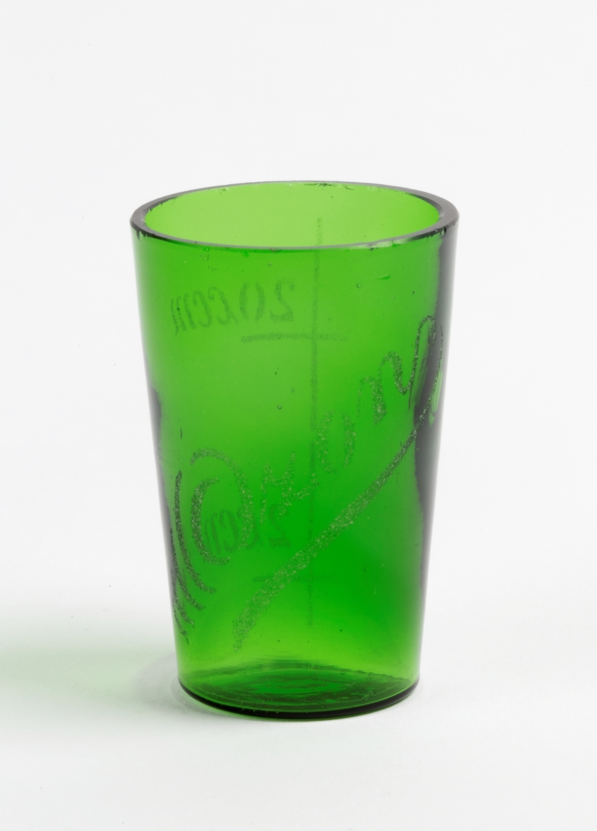 Måleglass med avmerning til 0,2 og 20 ml.
Logo på baksiden.