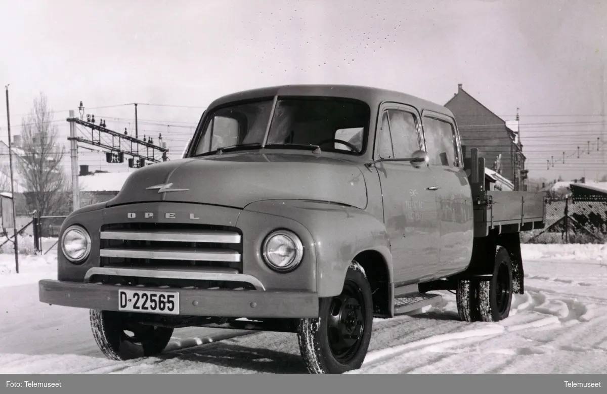 Opel Blitz m/dobbelt styrehus D-33565 på brygga i Hamar januar 1954.