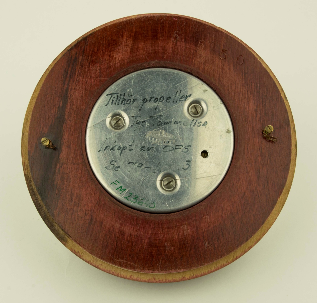 Barometer i mörkbrunt trä tillhörande propellertyp Tummelisa. Inköpt av Ö.F.S. LUFFT