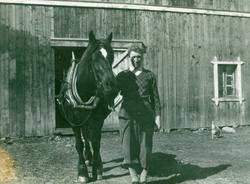 Andres Elbjør med hesten.
