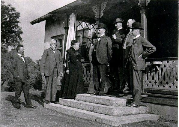 Patron Johan Stenbeck med fru och några av sina söner och dottern Ingeborg.Foto fr. slutet av 1890-talet.
