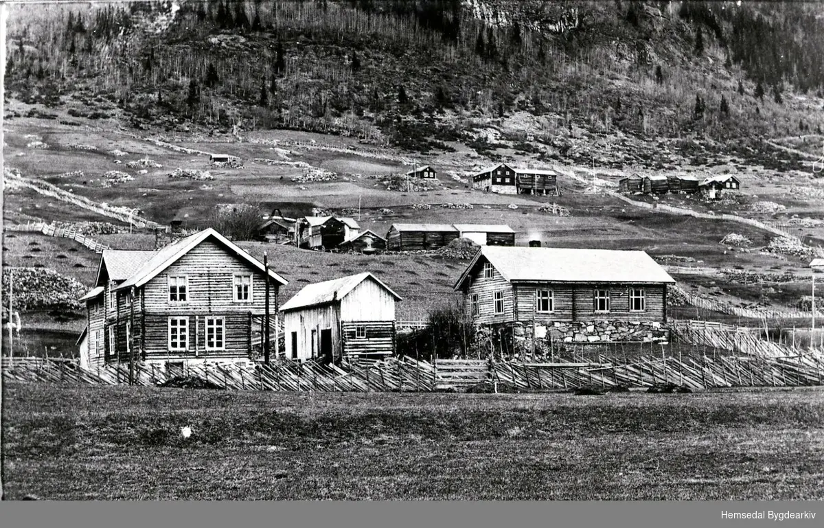 Frå venstre: Sørbygden Handelslag og Bedehuset.
I bakgrunnen Nordre Øvre og Søre Øvre Ulsåk i Hemsedal i 1917-1925.