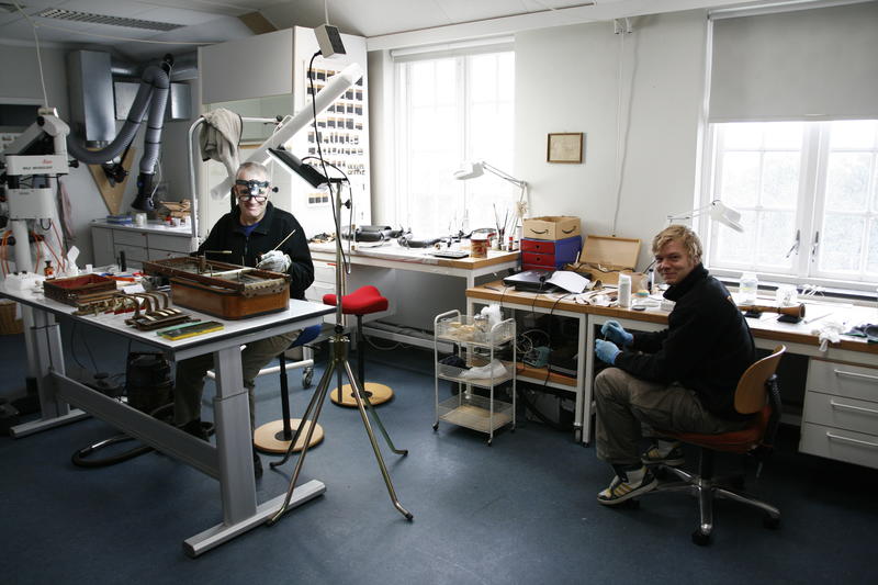 Konservator Mats Krouthén og hans praktikant arbeider i Konserveringsverkstedet. (Foto/Photo)