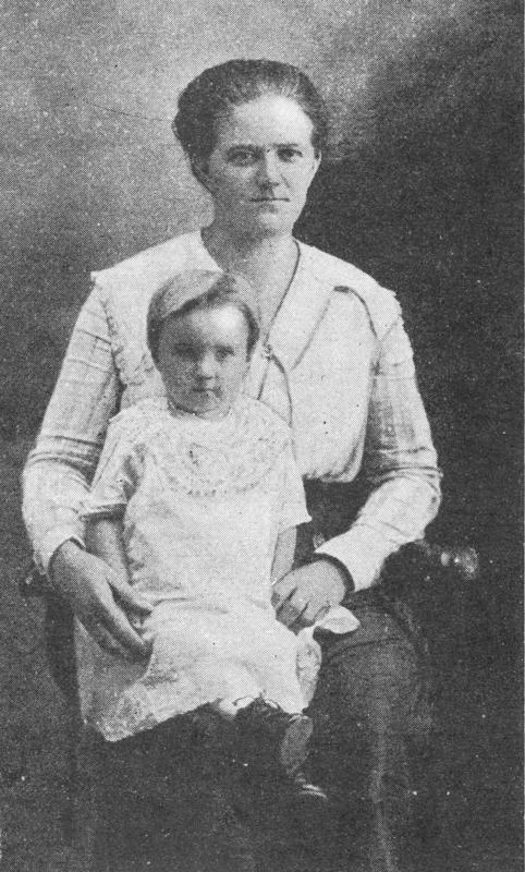 Bildet viser en kvinne med sitt barn på fanget.