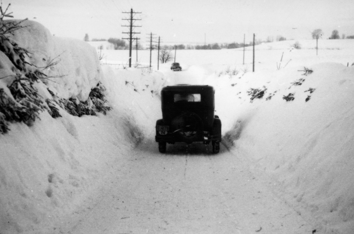 Vegen ved Huse, Østre, Romedal kirke, Stange, personbil D-4178, Chevrolet årsmodell 1929-30. vinter, veg, brøytekanter.