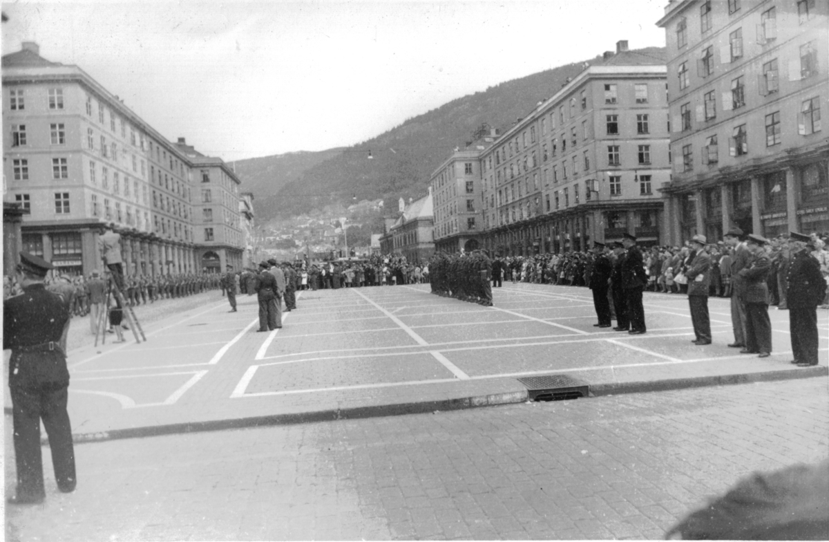 Torget i Bergen, mulig på en 17. mai etter krigen.