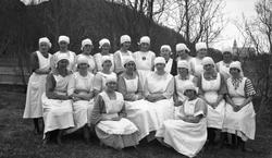 Gruppebilde, 20 kvinner, husmorskolen i Kåfjord, Kåfjord kir