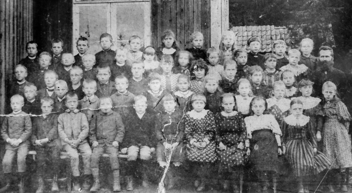 Gruppebilde fra gamle Østby-skolen i Søndre Høland.