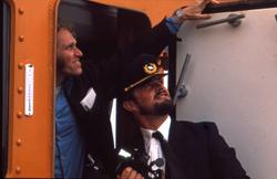 Fotografen poserer i styrmannsuniform ombord i M/S ‘Tender C