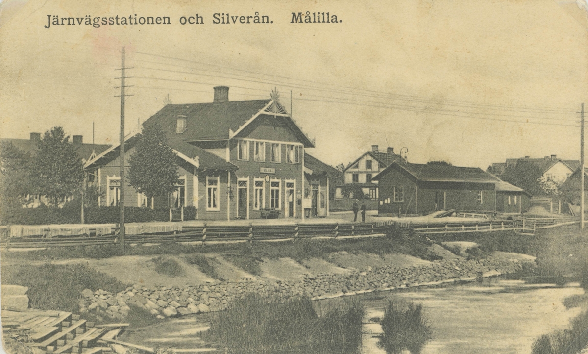 Vykort över Målillas järnvägsstation. 
Den byggdes 1872-1874 och är en av de äldsta byggnaderna i Målilla.