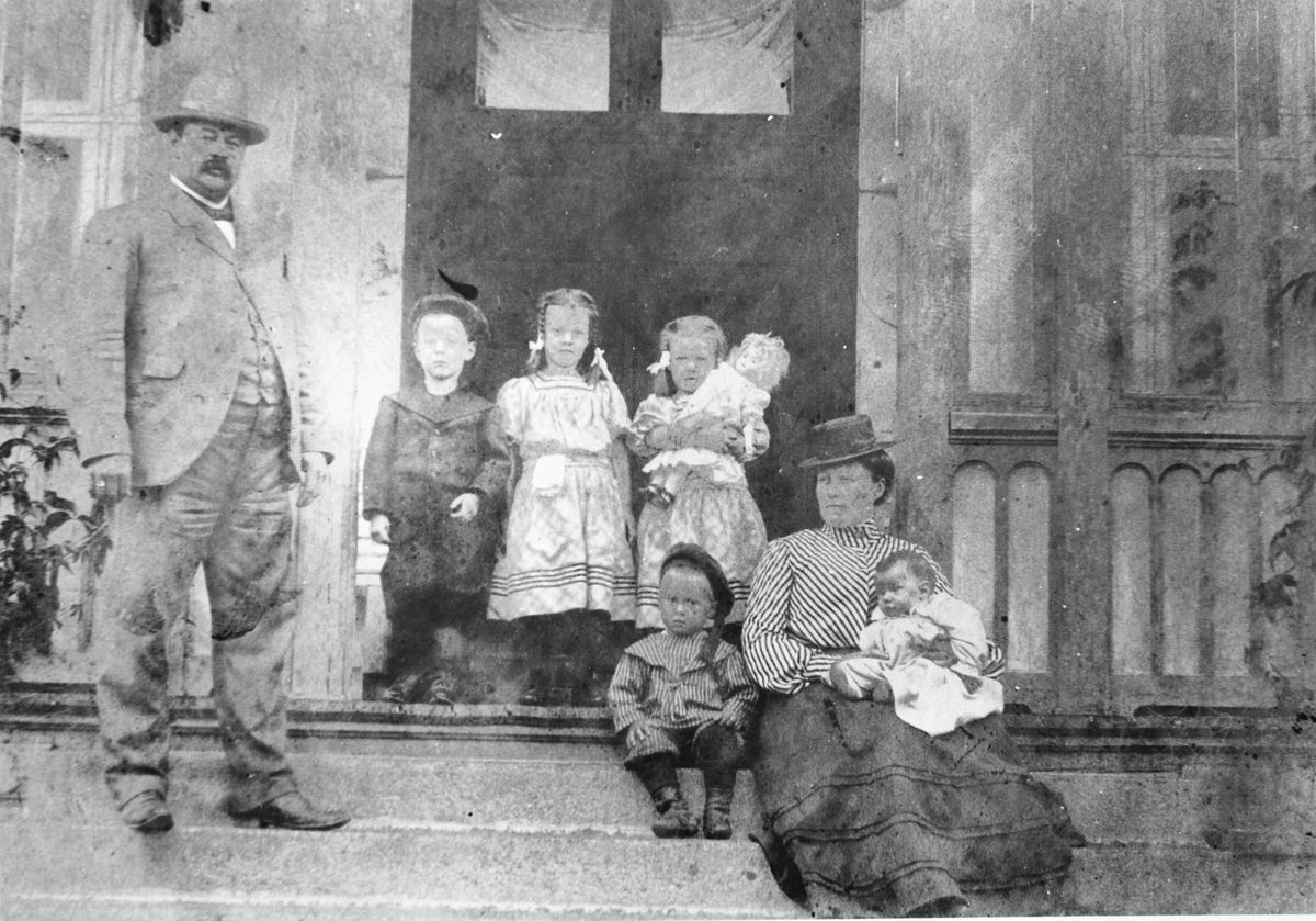 Gruppebilde, fra venstre: J. O. Waaler, Ole Christen Boy Waaler, Solveig Waaler, Ragnhild Waaler, Jens Einar Waaler, Gustava Waaler sitter til høyre, med minstemann Hans Waaler, ca. 1901/02.