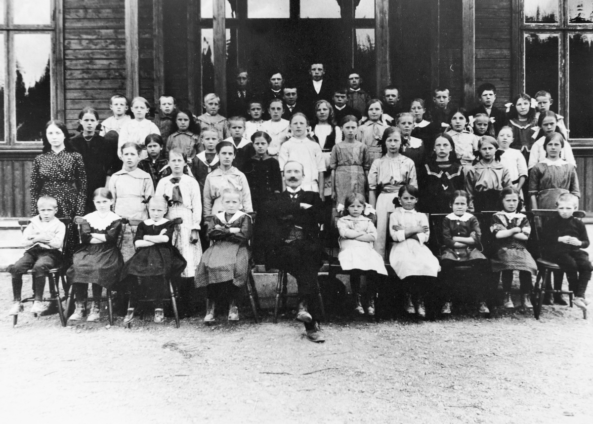 Gruppebilde Lokshaug skole i Urskog 1915