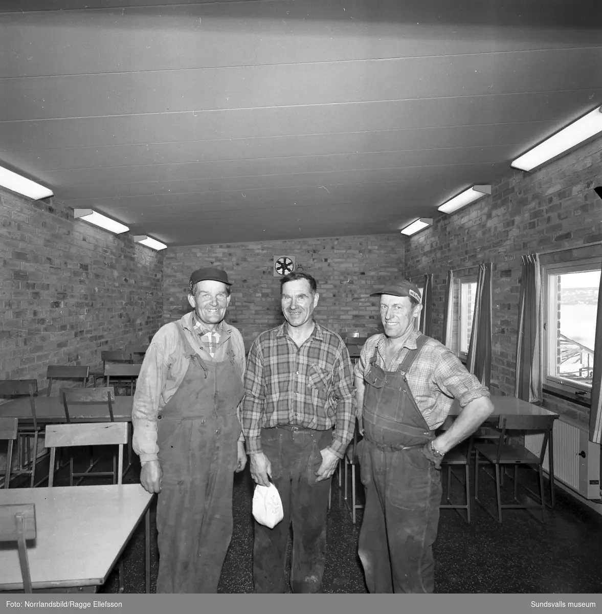 Stuveriarbetarna i Tunadal ser glada ut över sin nya matsal som är inrymd i en barack på hjul. Från vänster: Ernst Höglund, Albert Johansson och Gottfrid Zetterqvist.