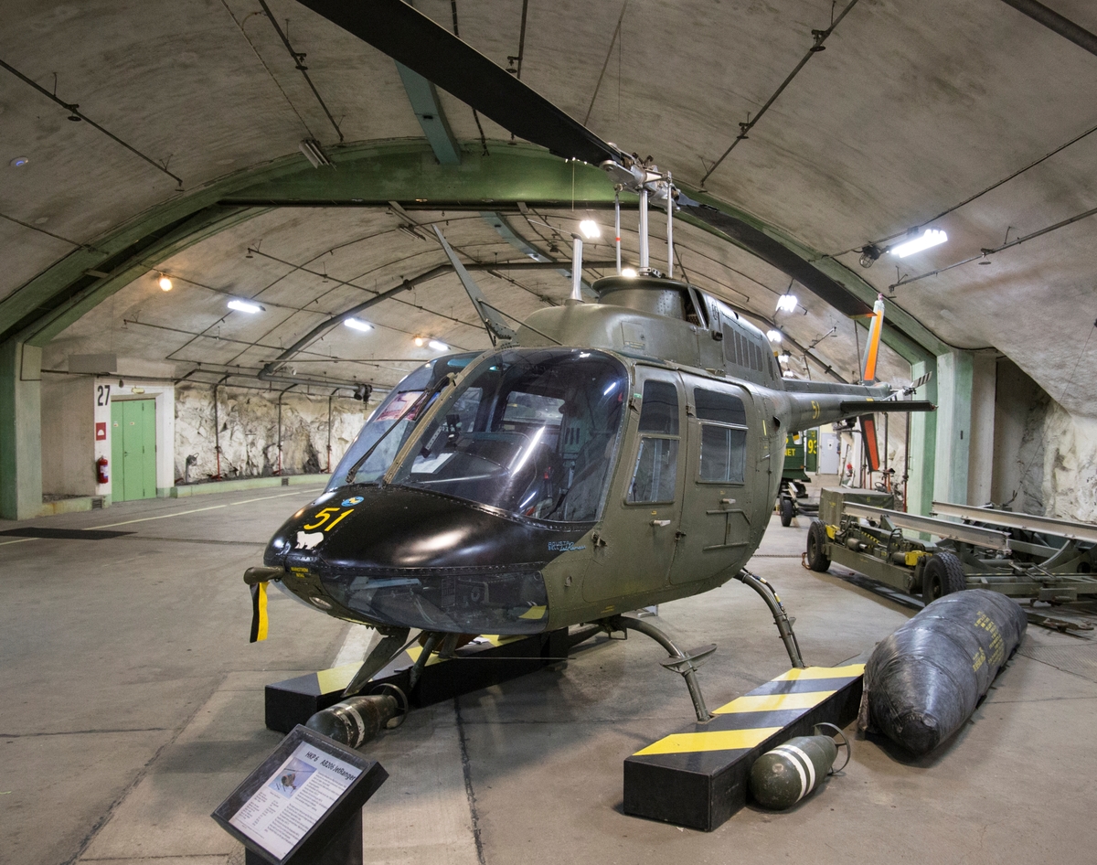 Helikopter, HKP 6B 
Agusta Bell 206A

Motor: Bristol Siddeley H 1200 på 1250 hk.
Märkning: På nosen fram kodsiffra 51 samt en isbjörn. Fram på sidan texten Agusta Bell Jet Rangler samt 16 små isbjörnar varav en har en krona ovanför. På sidan bak kronmärke och på bommem kodsiffra 51.