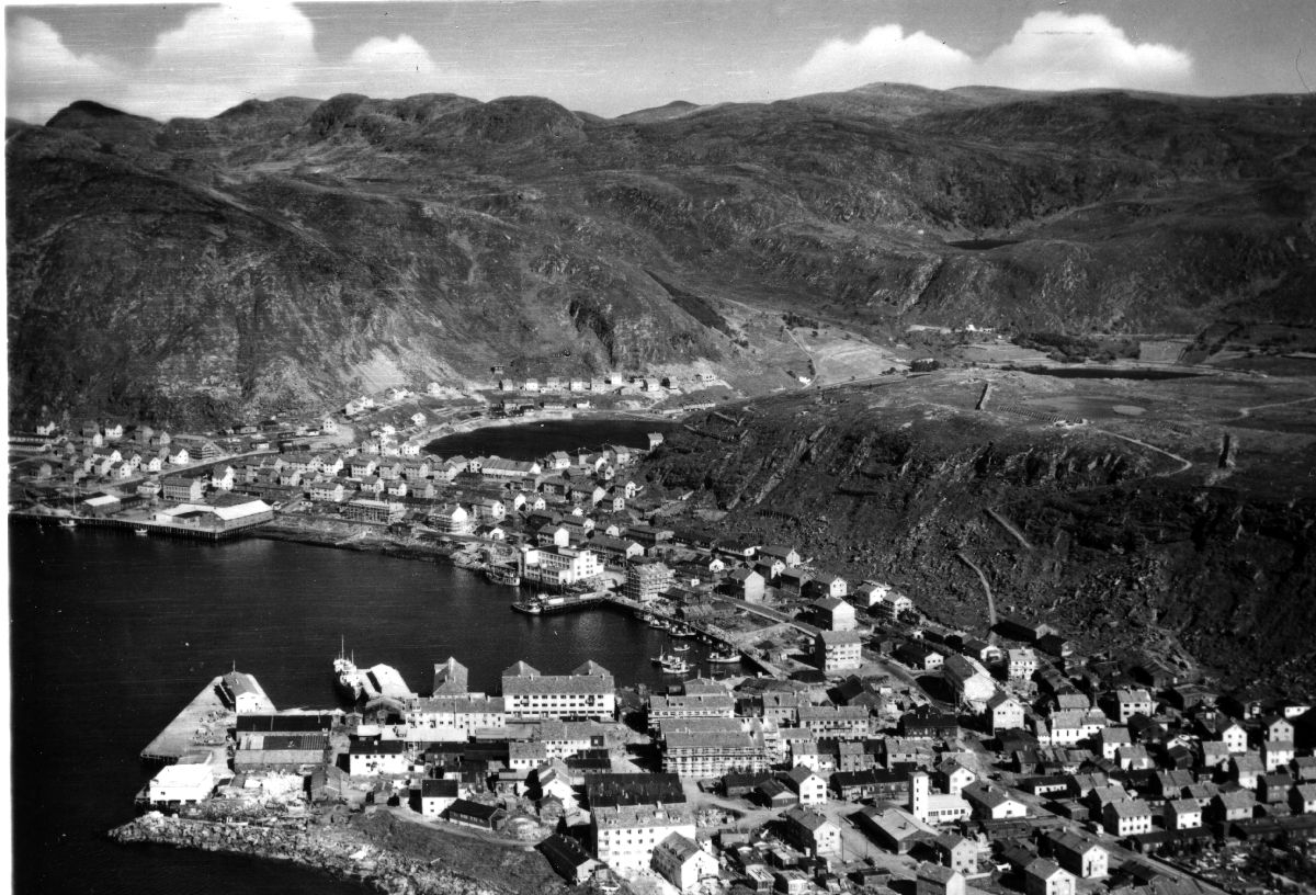 Luftfoto. Hammerfest.  Fotoreklame fra Widerøe. Pakken inneholder 10 flyfotoer fra Nord-Norge.