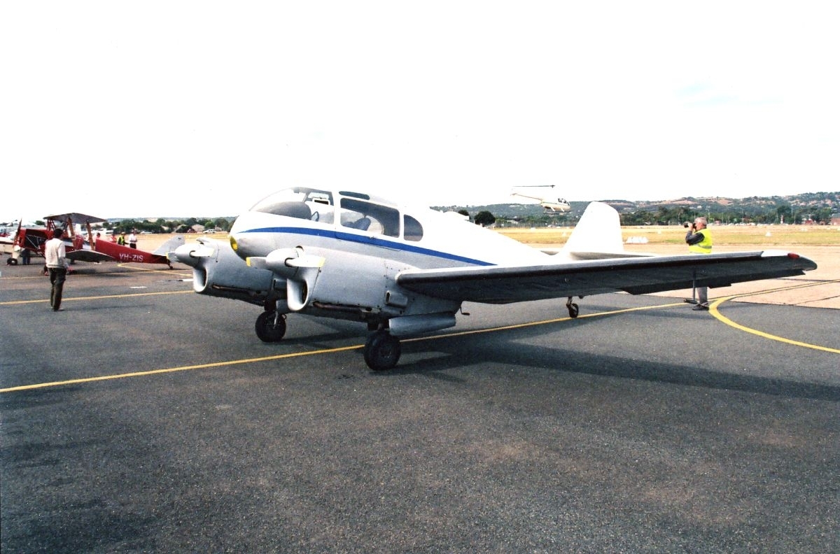 Et Aero 145, parkert på oppstillingsplassen til beskuelse for interesserte fremmøtte.