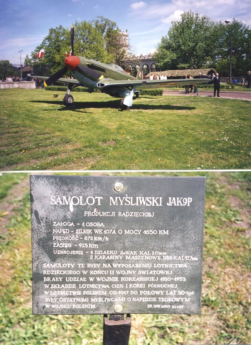 Landskap. Et militært jagerfly av typen Yakolev Yak-9P oppstilt på et utstillingsområde for flyinteresserte besøkende.