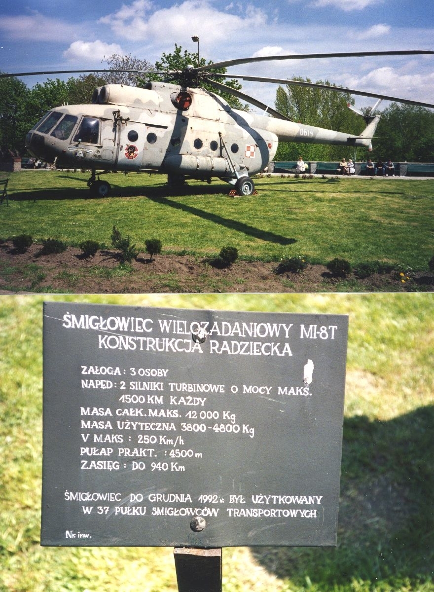 Landskap. Et militært Helikopter av typen Mil Mi-8T,er blant objektene som står oppstilt på et utstillingsområde for flyinteresserte besøkende.