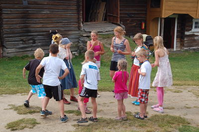 Unger i lek på Dølmotunet (Foto/Photo)