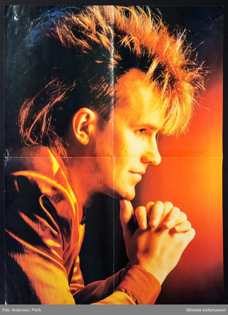 Poster, cirka 1986 - 1990.

Postern är dubbelsidig. 
På ena sidan av postern finns: Howard Jones, brittisk sångare som fick sitt genombrott 1984 med låtarna "New Song", "What Is Love?", "Hide And Seek" och "Pearl In The Shell". 

På andra sidan av postern finns: Europe, är en svensk hårdrockgrpp som bildades 1978. deras största hitlåtar under 1980-talet var: "Seven Doors Hotel", "Open Your Heart", "Rock the Night", "The Final Countdown",   "Carrie", "Cherokee", "Superstitious" och "Let the Good Times Rock".