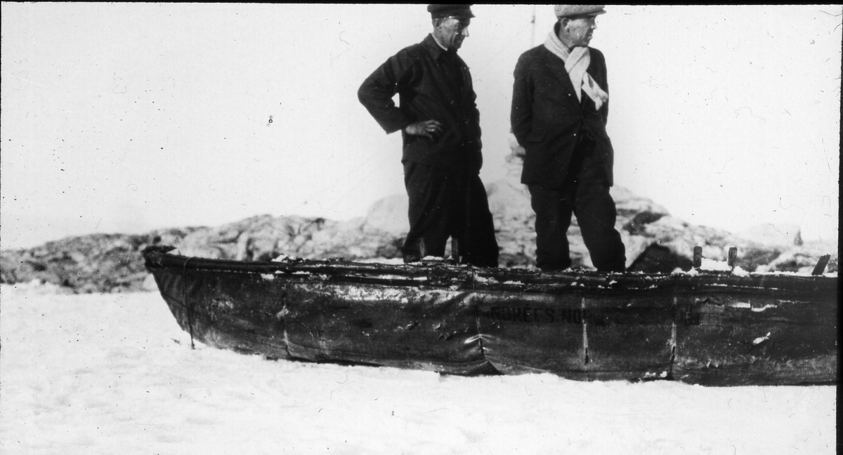 Skepparen Peder Eliassen och geologen Gunnar Horn vid Andréexpeditionens båt på Vitön. Diapositiv, glas.