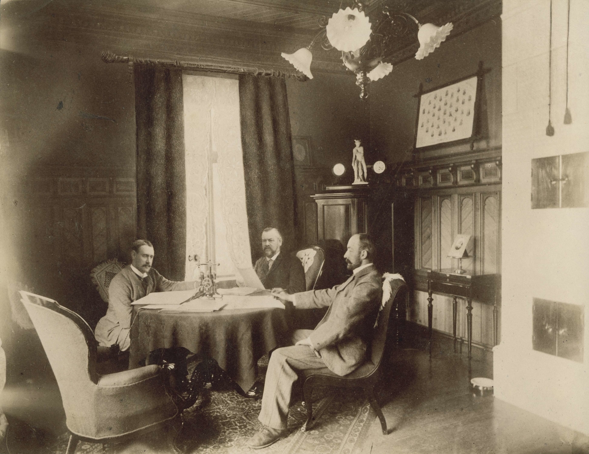 Ledelsen ved M. Thams & Co., Christian, Marentius og Wilhelm Thams, rundt bordet.