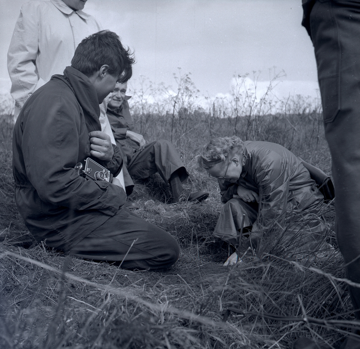 Ragnhild Boström och Ulf Erik Hagberg gör en arkeologisk undersökning på Kåreholm, juli 1962. Kåreholm är ön utanför Kårehamn.
