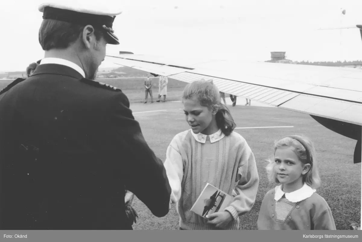 F6 Karlsborg. 50-årsjubileum och flygvapnets huvudflygdag  4/6 1989. Flottiljchefen Sten Öhlander  hälsar på hertiginnan av Västergötland, kronprinsessan Viktoria.