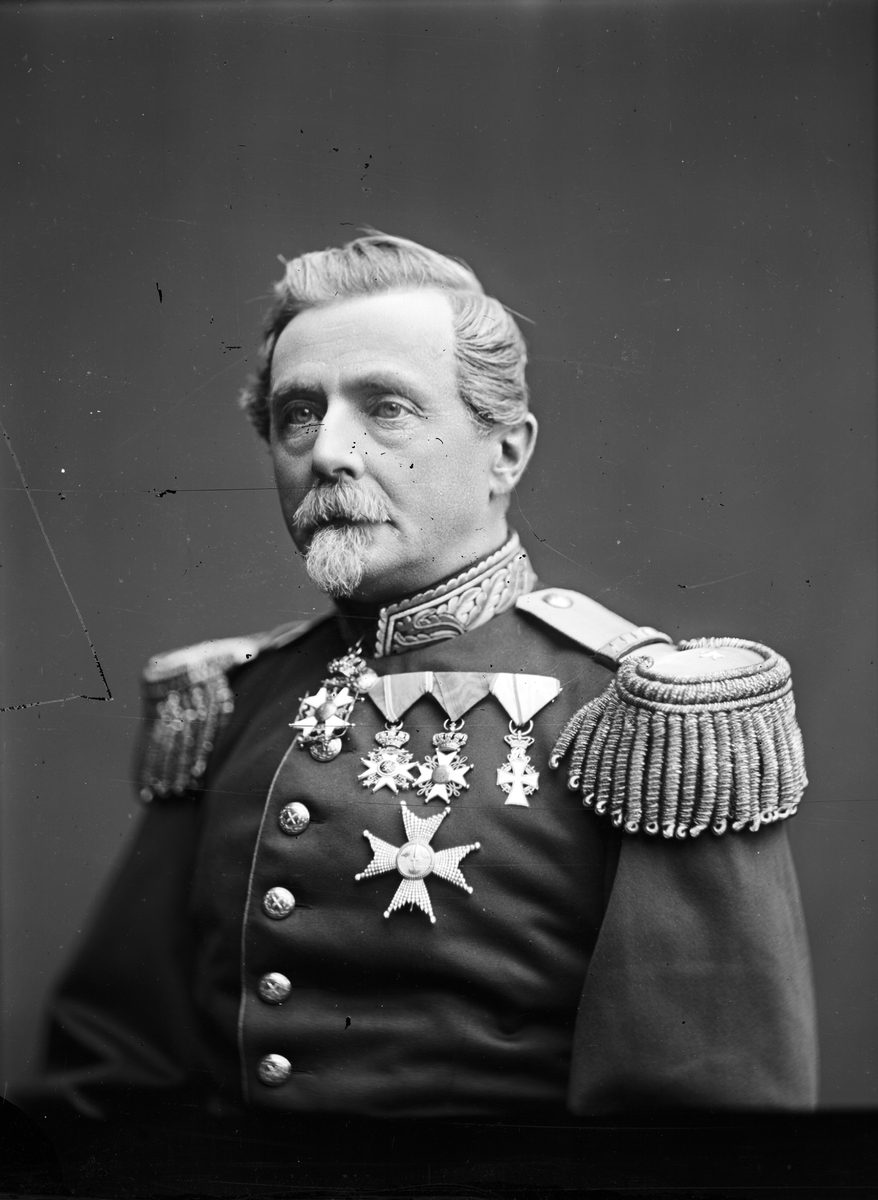 Ateljéfotografi, porträtt, av Generalmajor och kabinettskammarherre Otto Mauritz von Knorring.