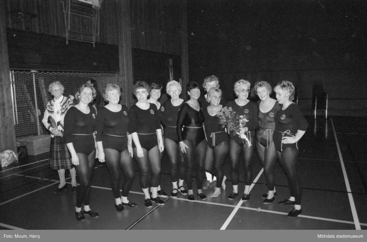 Kållereds Gymnastikförening har uppvisning i Ekenhallen i Kållered, år 1984. Eivor Bjerrhedes grupp.

För mer information om bilden se under tilläggsinformation.