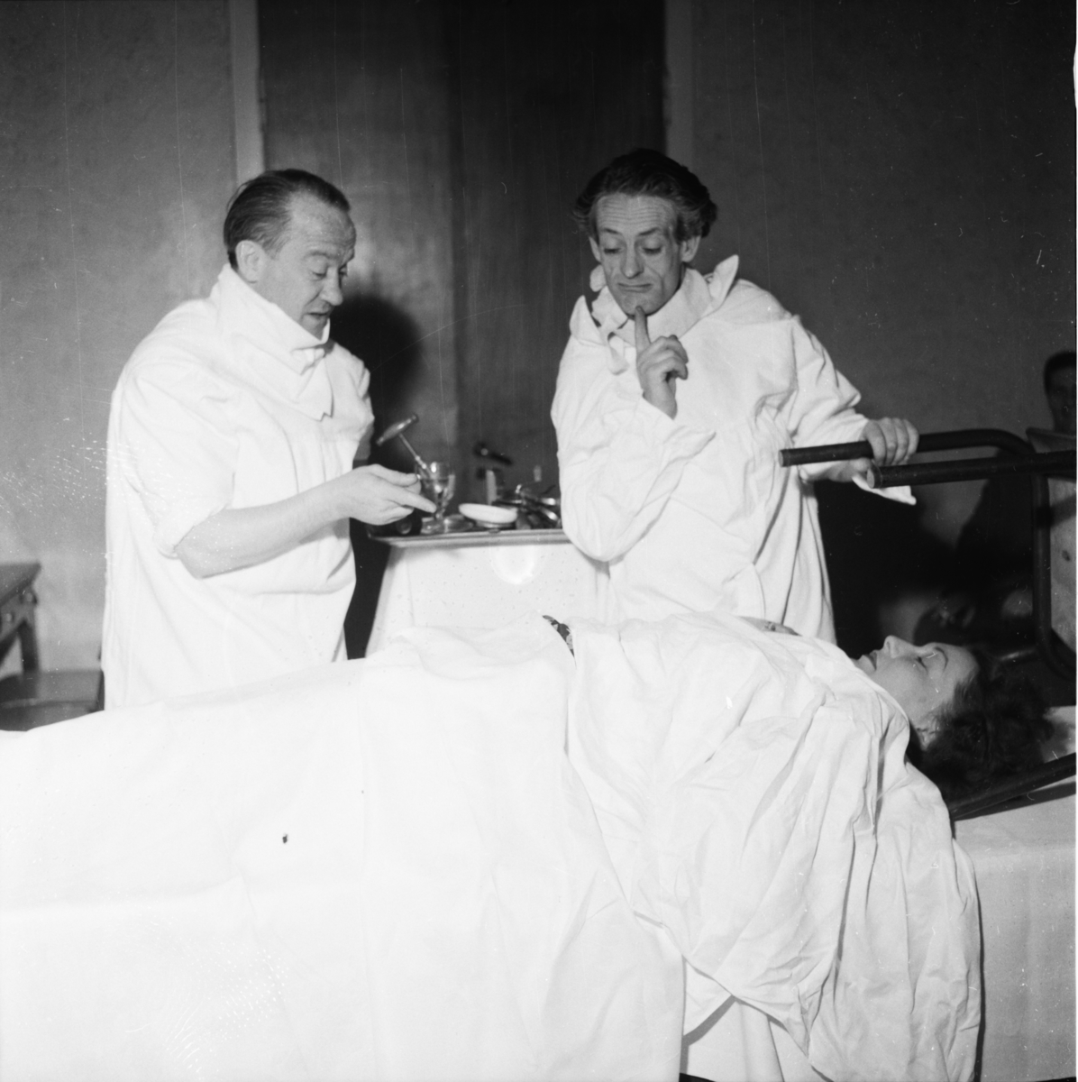 Vardens arkiv. "Operasjon" v/Arvid Nilsen og Dan Foss m/Herberth revyen"  21.05.1954