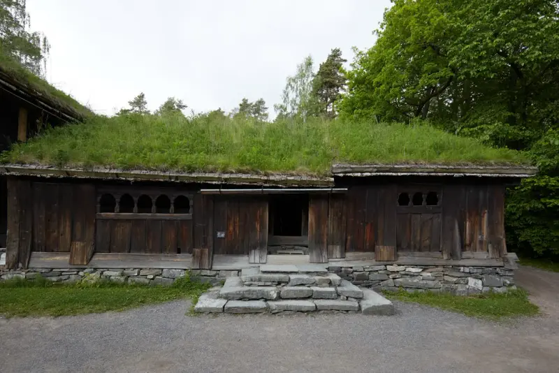 Stue fra Kjelleberg i Valle. Årestue og peisestue.