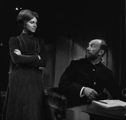 Nationaltheatret. Amfiscenen. .FADEREN av August Strindberg.