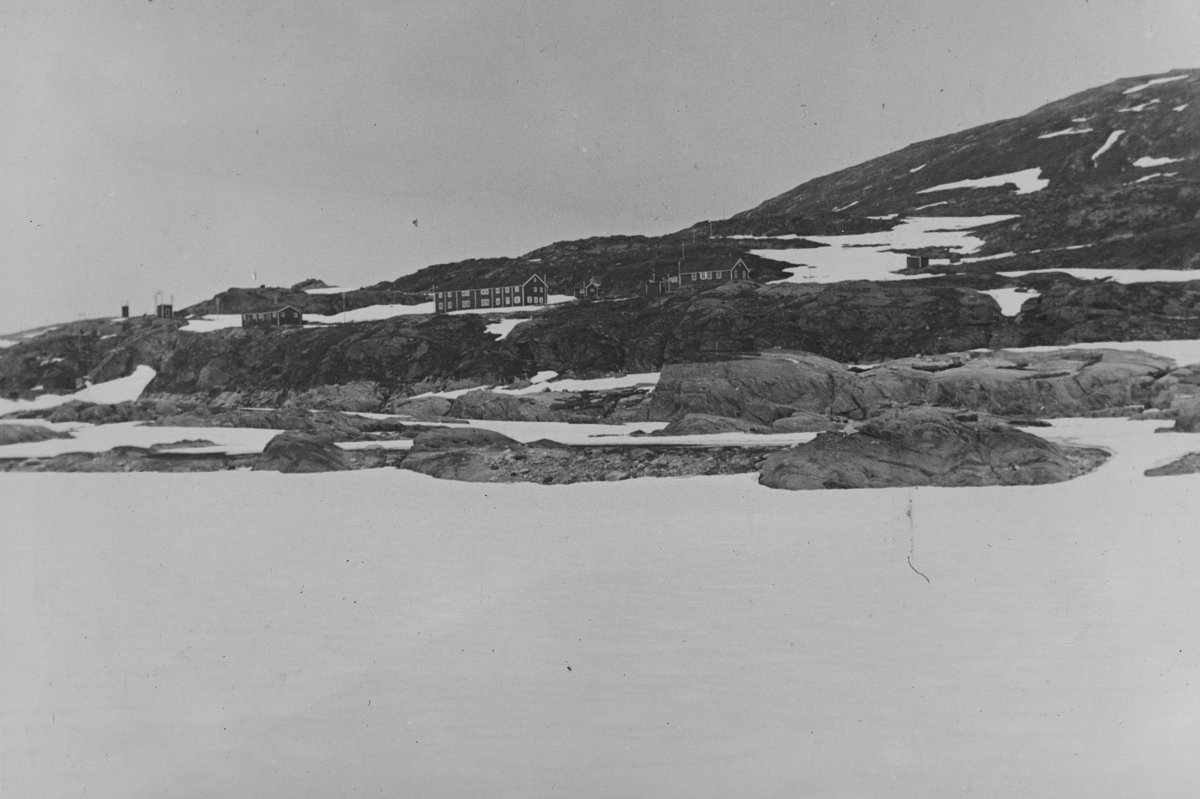 Thorleif Hoffs album 1, side 42. Album fra Thorleif Hoff som dokumenterer anleggsvirksomheten i Glomfjord på 1950-tallet