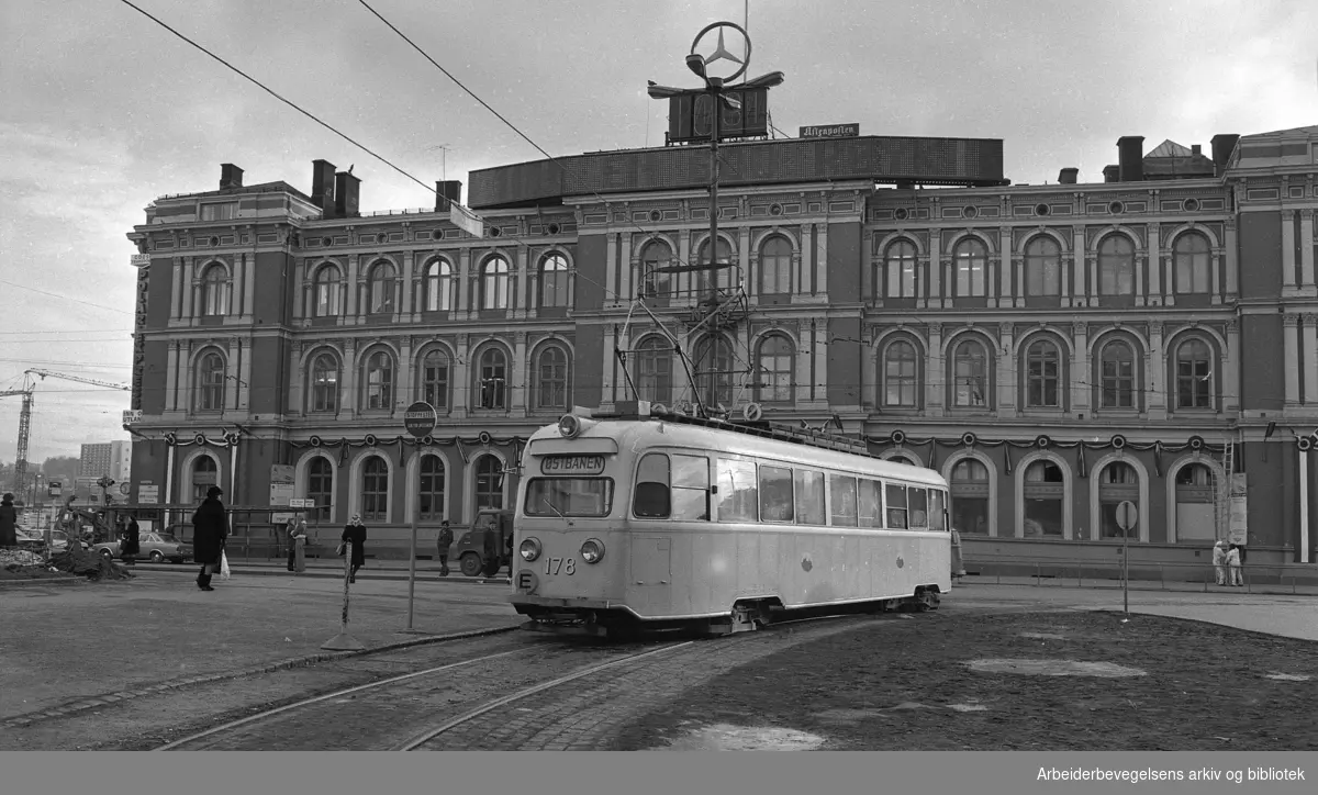 Trikk i Oslos gater. Februar 1973..Østbanen. Jernbanetorget.