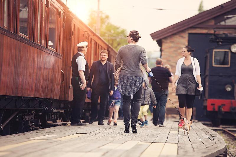 Tog på Løkken stasjon med påstigende passasjerer