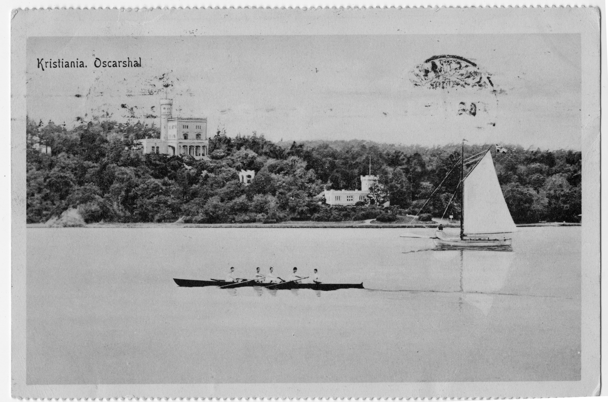 Postkort. Oscarshall med med oslofjorden i forgrunnen. Postkortet har perforerte langsider som indikerer at det har sittet fast i en serie med flere postkort.