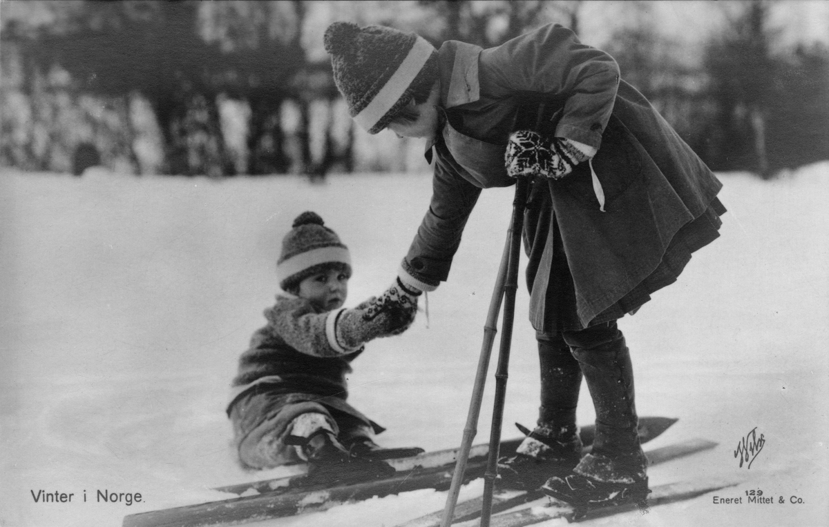 Postkort. To barn på ski.