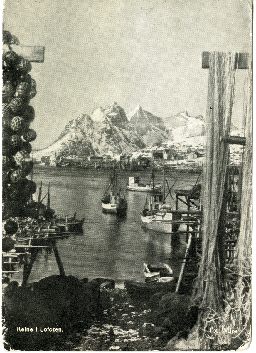 Postkort. Kystlandskap med båter og fjell i Reine i Lofoten.