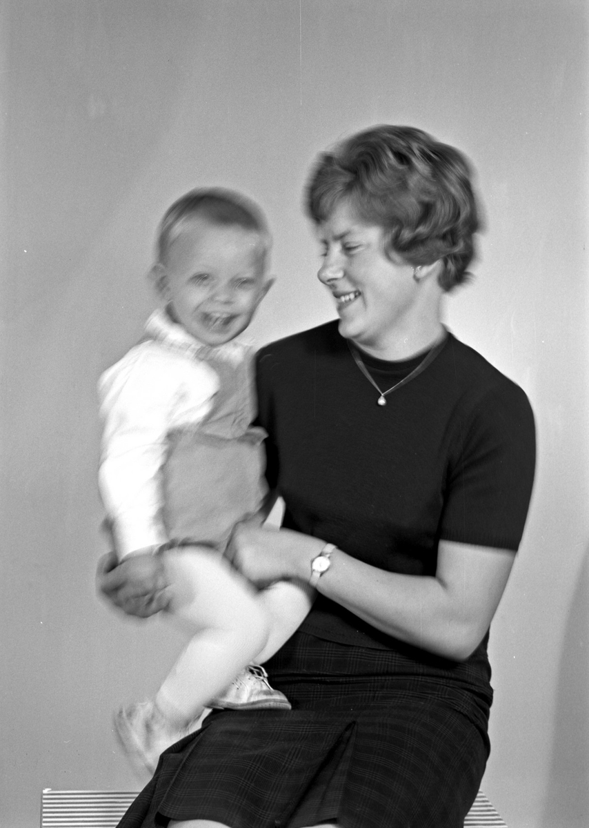 Portrett av en ung kvinne og en liten gutt - bestiller John Strømme