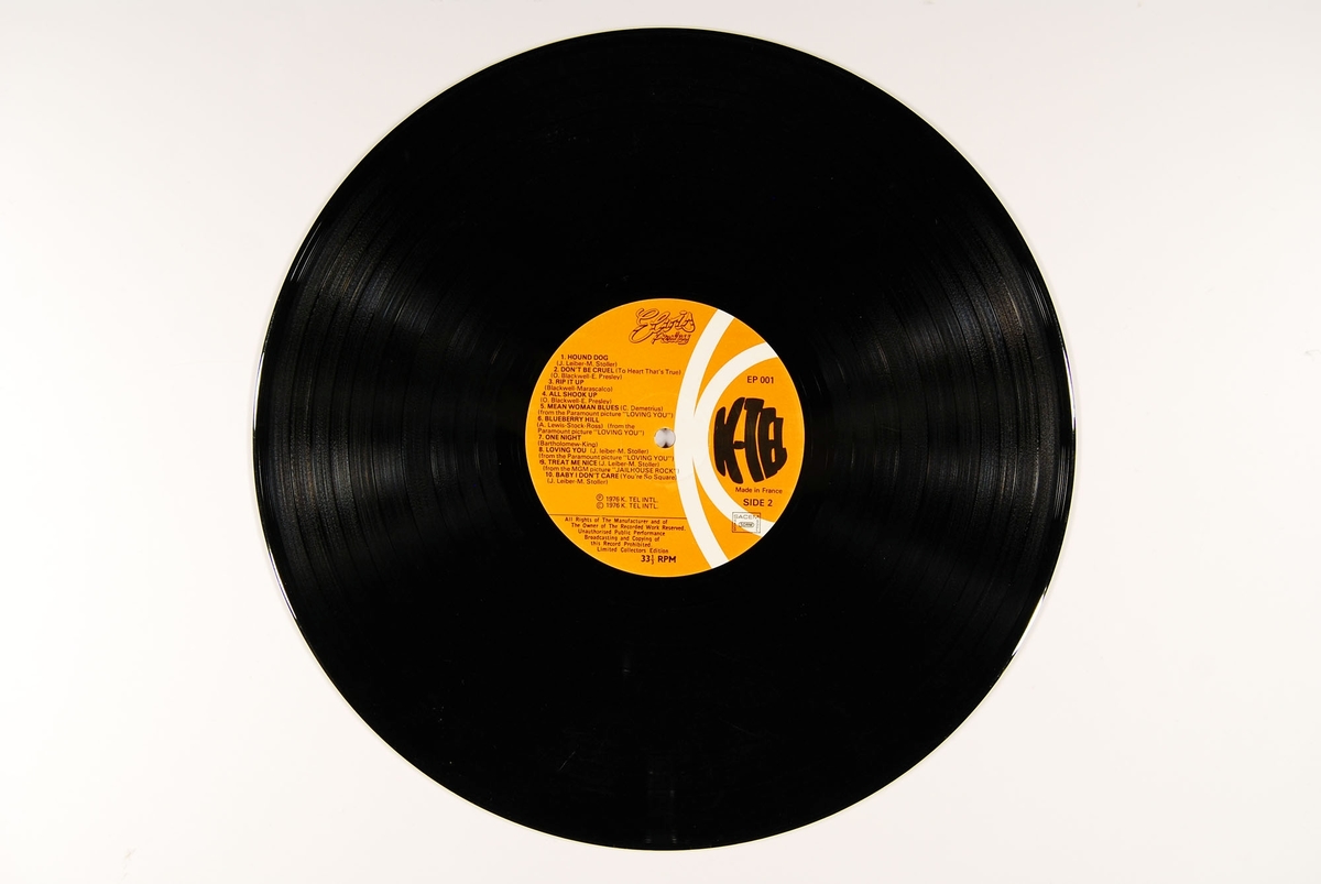 Vinylplate i platelomme. Platen er originalt plate nr. 1 i et dobbeltalbum. Plate nr. 2 og coveret mangler.

Det er tegnet en liten figur på den ene siden av platelommen.