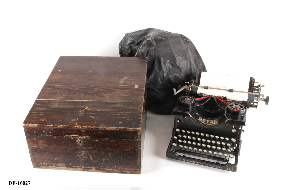 Manuell skrivemaskin med overtrekk og trekasse.