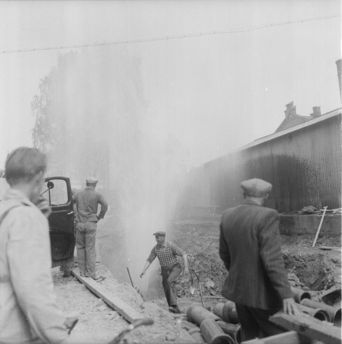 Vardens arkiv. "Vannrør sprengt i brannstasjonsbakken"  14.05.1954