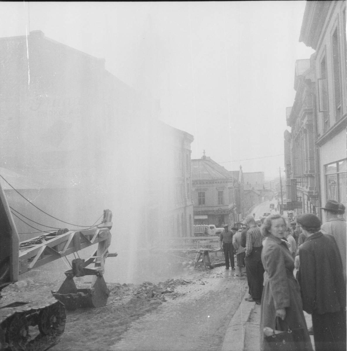 Vardens arkiv. "Vannrør sprengt i brannstasjonsbakken"  14.05.1954